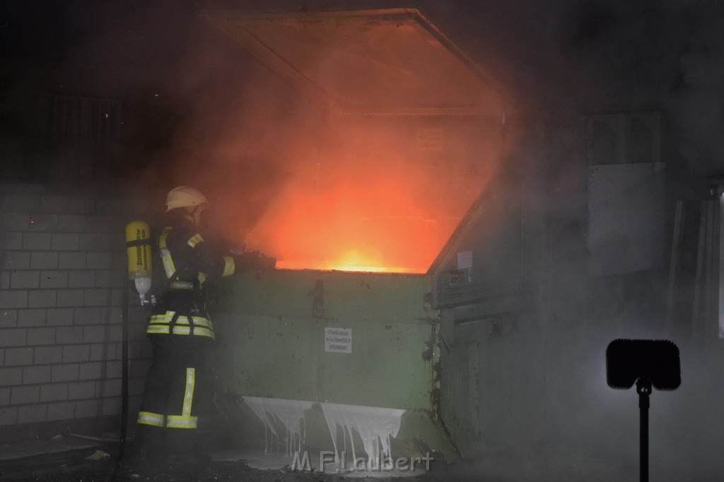 Feuer Papp Presscontainer Koeln Hoehenberg Bochumerstr P086.JPG - Miklos Laubert